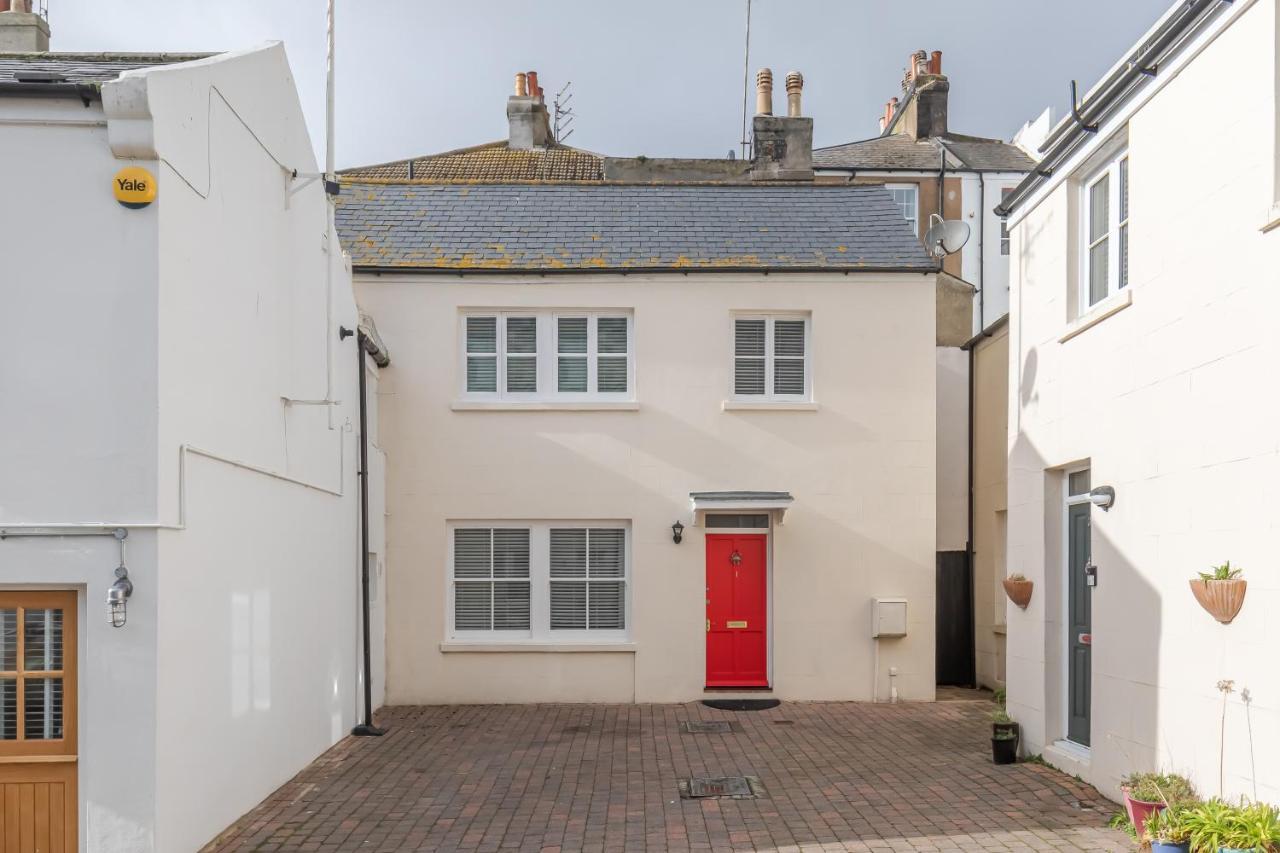 Beachfront Getaway 2-bedroom House With Free Private Parking & Patio * Hove