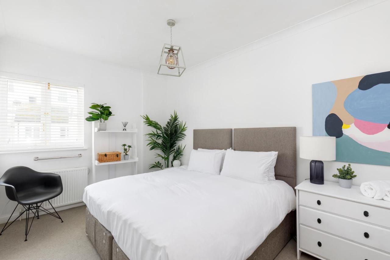 Beachfront Getaway 2-bedroom House With Free Private Parking & Patio Hove