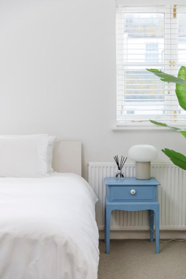 Beachfront Getaway 2-bedroom House With Free Private Parking & Patio Hove